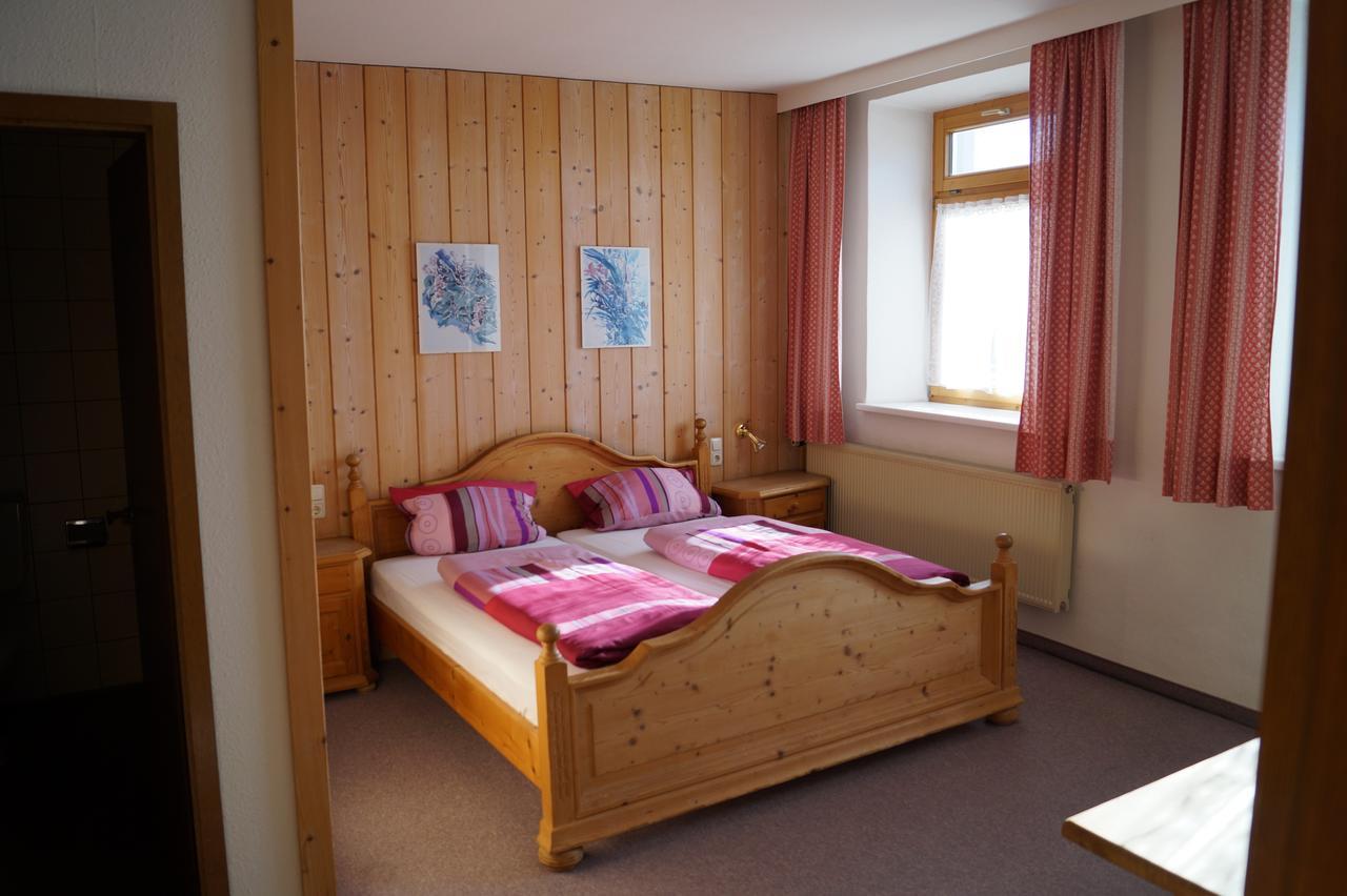 Brauereigasthof Adler Post Rettenberg Room photo